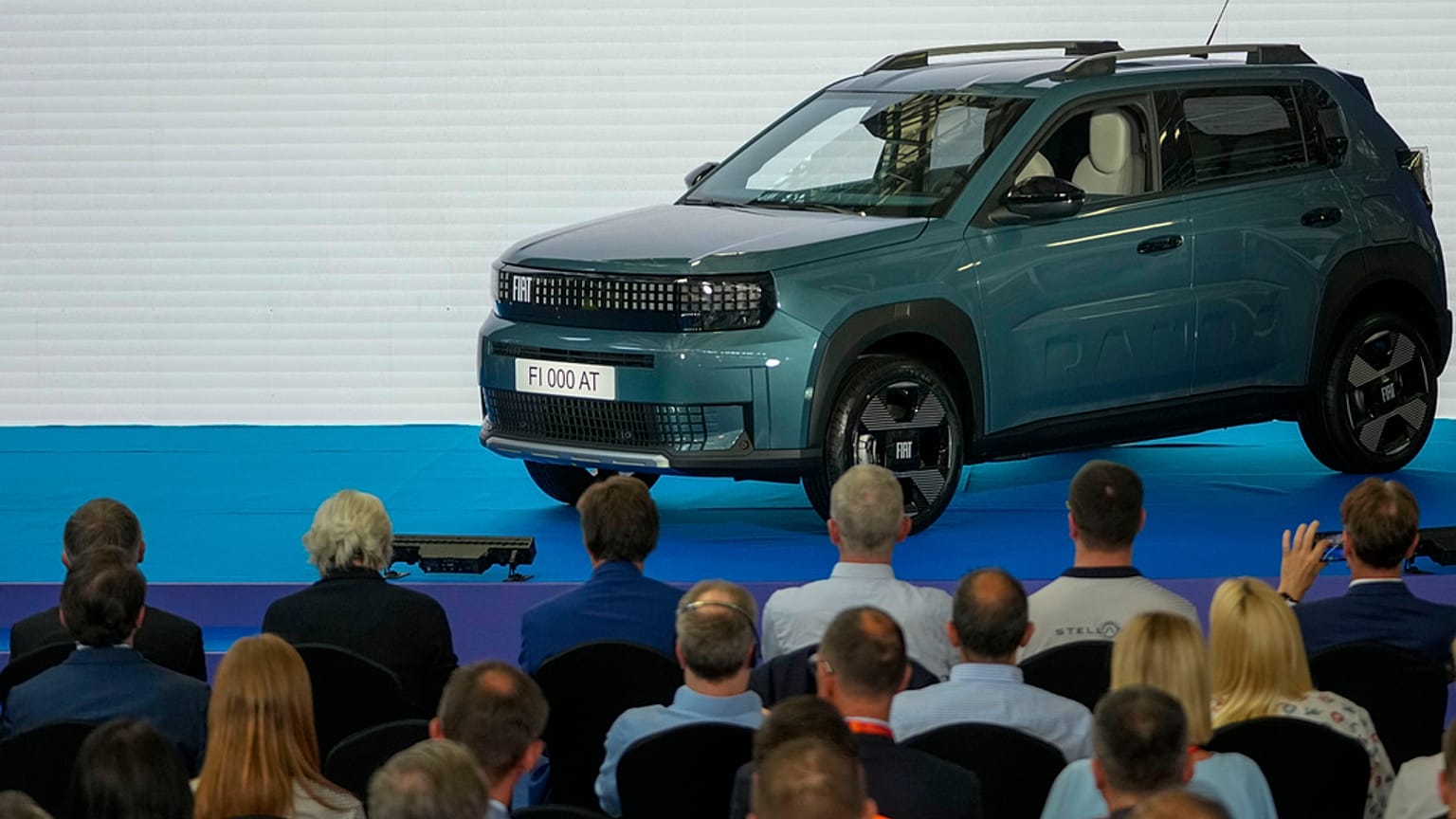 Tamamen yeni bir Fiat Grande Panda otomobili, 22 Temmuz 2024 Pazartesi günü Kragujevac'taki Stellantis fabrikasında yeni bir montaj tesisinin resmi açılış töreni sırasında sergileniyor