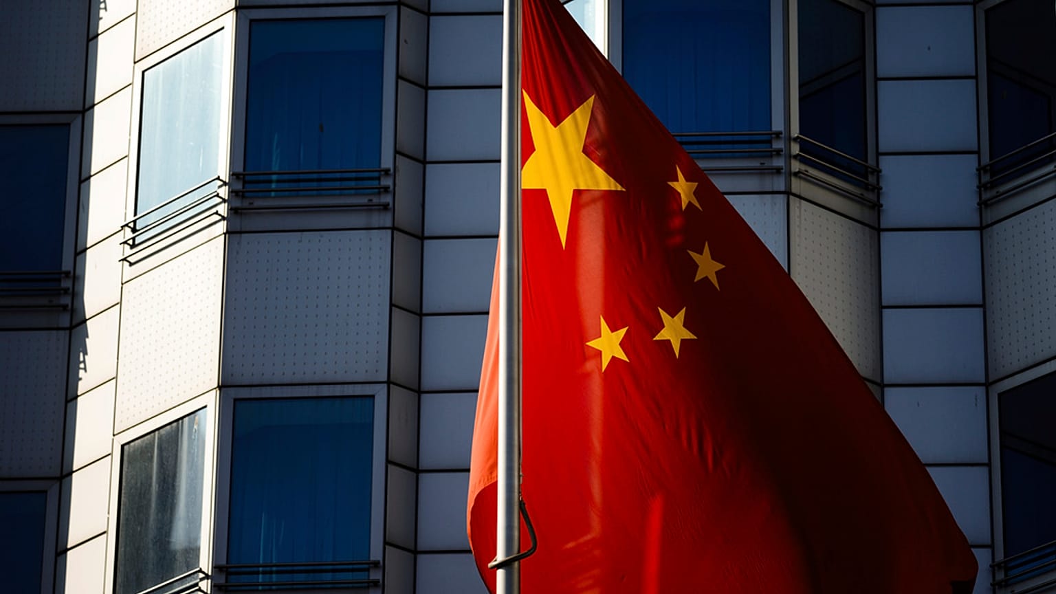Chinesische Flagge vor der Botschaft der Volksrepulik in Berlin 