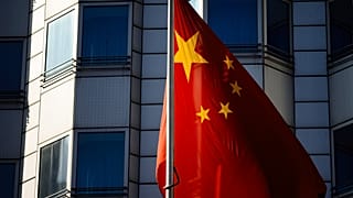Chinesische Flagge vor der Botschaft der Volksrepulik in Berlin 