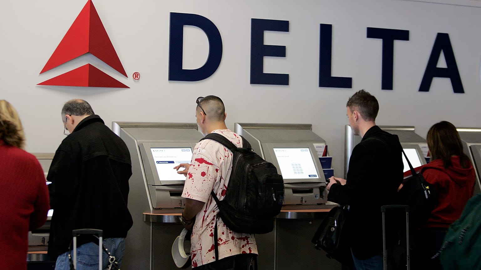 Yolcular Delta Air Lines'ın self check-in kontuarını kullanıyor (dosya fotoğrafı)