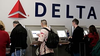 Yolcular Delta Air Lines'ın self check-in kontuarını kullanıyor (dosya fotoğrafı)