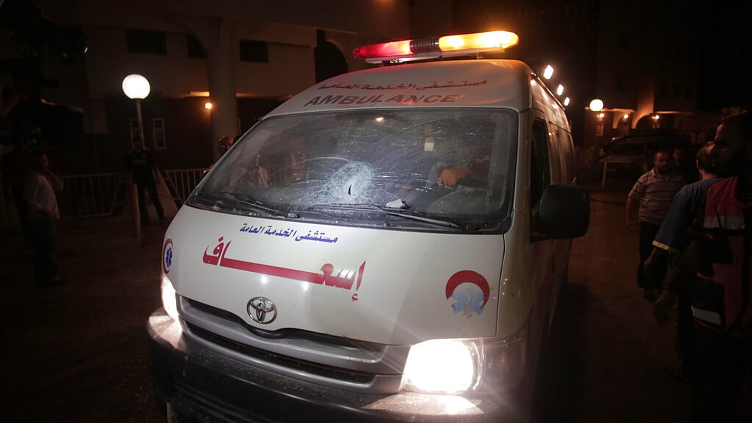 سيارة إسعاف تابعة للهلال الأحمر الفلسطيني، تضررت في غارة إسرائيلية، تصل إلى مستشفى الشفاء في مدينة غزة.
