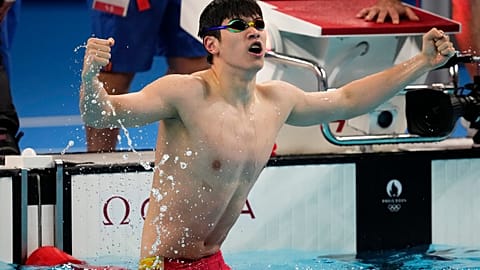 Pan Zhanle aus China feiert seinen Sieg im 100-Meter-Freistil-Finale der Männer bei den Olympischen Sommerspielen. Nanterre, 31. Juli 2024