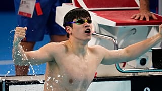 Pan Zhanle aus China feiert seinen Sieg im 100-Meter-Freistil-Finale der Männer bei den Olympischen Sommerspielen 2024. Nanterre, 31. Juli 2024