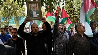 Membros do Conselho Universitário de Teerão participam num protesto para condenar o assassinato do chefe político do Hamas, Ismail Haniyeh, quarta-feira, 31 de julho 2024