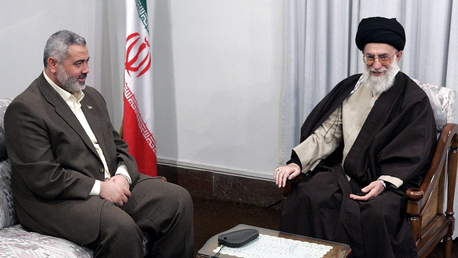 İsrail'in suikastine kurban giden Hamas Siyasi Büro Şefi İsmail Haniye (solda) ve İran'ın dini lideri Ali Hamaney (Arşiv)