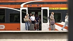 Des touristes arrivant au poste frontière de Narva en Estonie