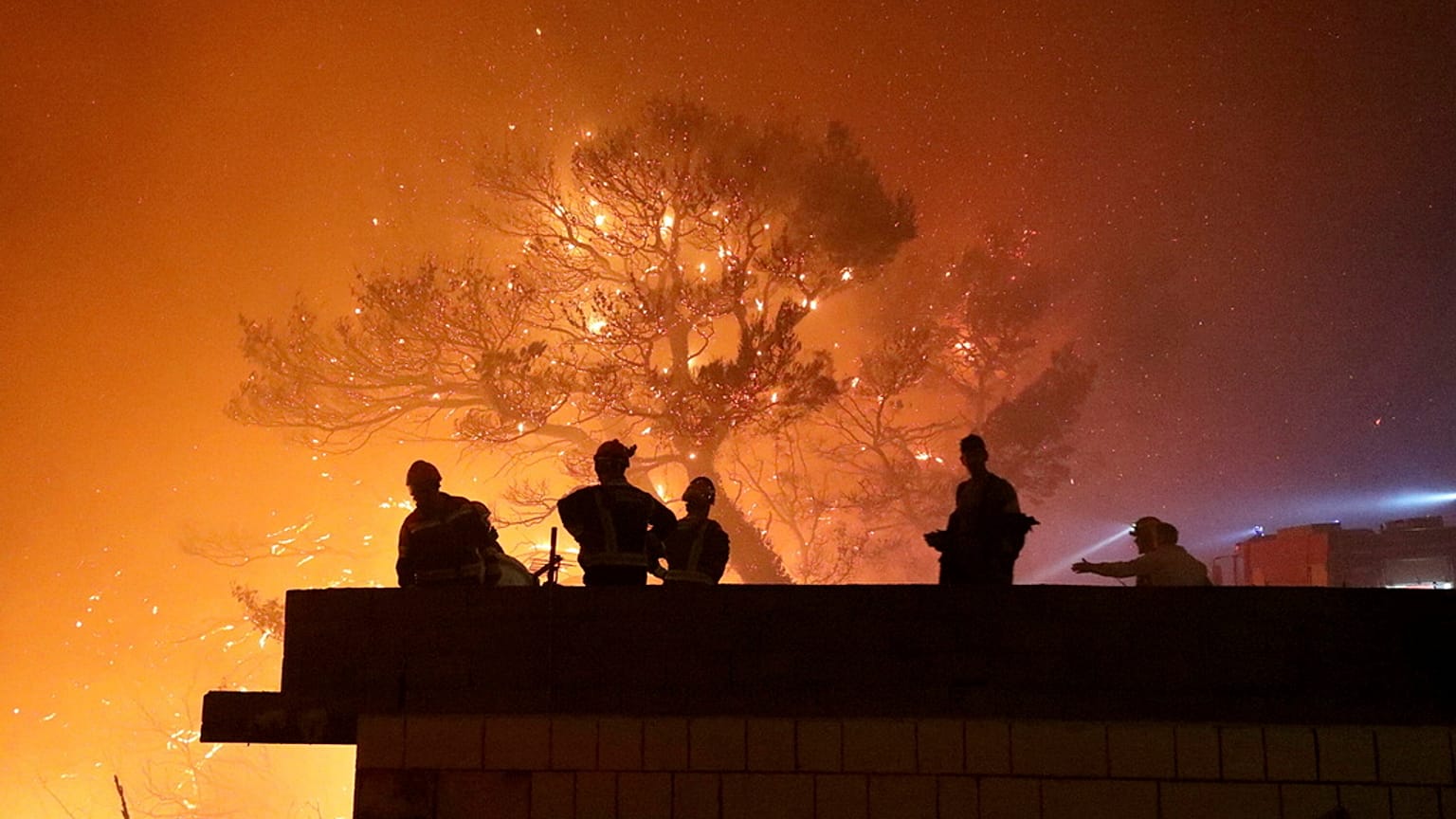 I vigili del fuoco in azione a Tucepi, in Croazia