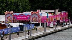 A casa da Índia é vista perto do canal no Parc de la Villette durante os Jogos Olímpicos de verão de 2024 em Paris