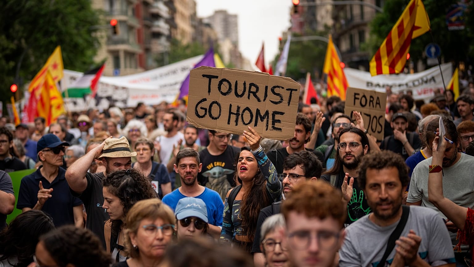 Le proteste contro l'eccesso di turismo si sono svolte in tutta la Spagna, anche a Barcellona, che sta anche stringendo le maglie su Airbnb.