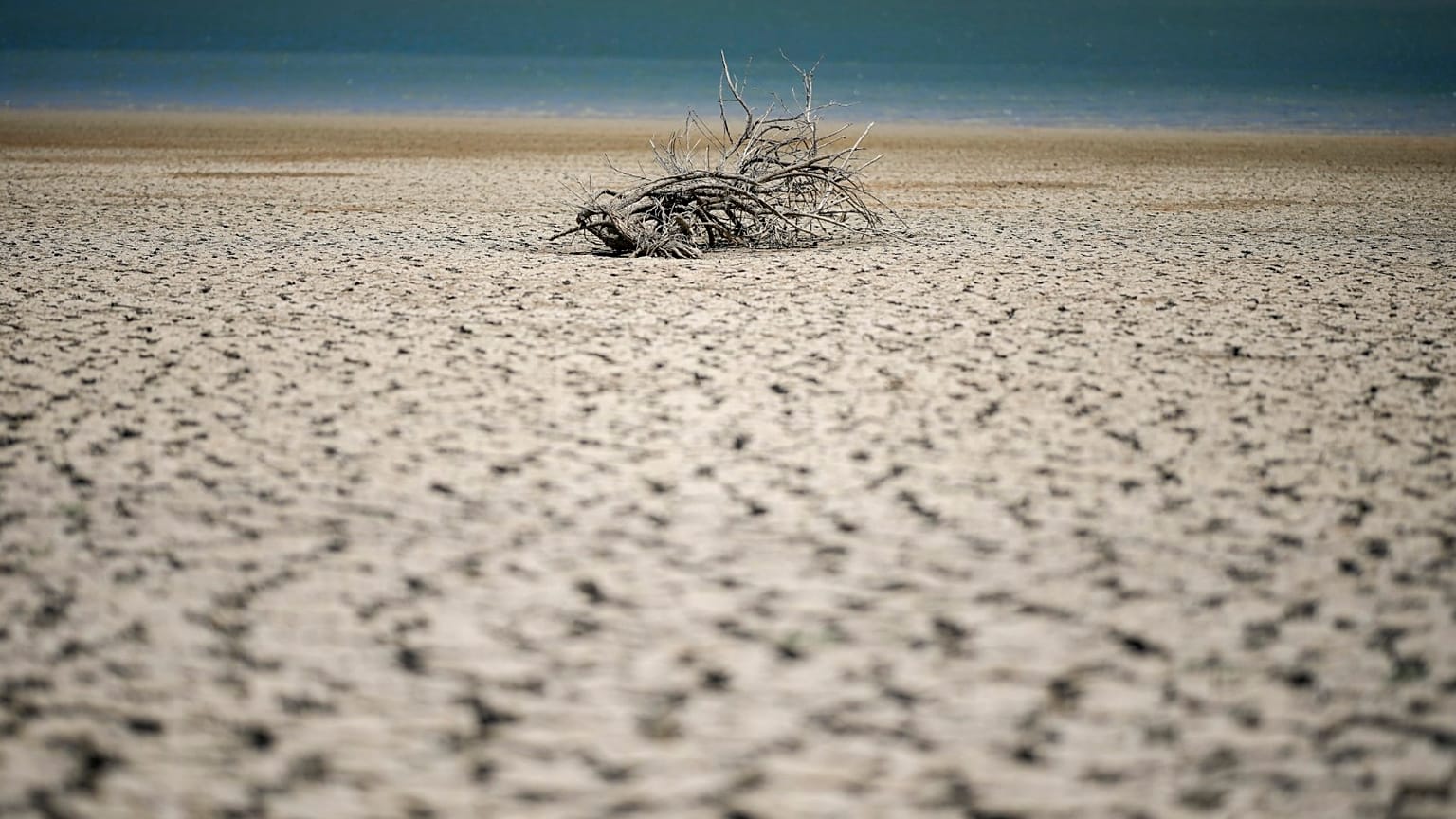 El lago Fanaco muestra el nivel extremadamente bajo de sus aguas en Castronovo di Sicilia, Sicilia central, Italia, el miércoles 17 de julio de 2024.