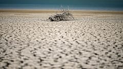 El lago Fanaco muestra el nivel extremadamente bajo de sus aguas en Castronovo di Sicilia, Sicilia central, Italia, el miércoles 17 de julio de 2024.