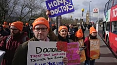 BMA (İngiliz Tabipler Birliği) üyesi genç doktorlar, Londra'daki St Thomas' Hastanesi önündeki grev hattında greve katılıyor.