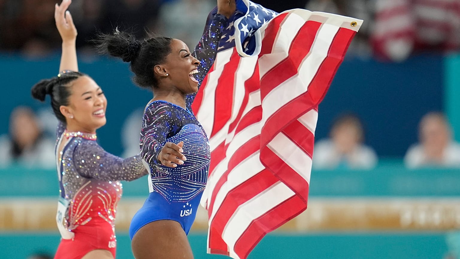 L'Américaine Simone Biles célèbre sa victoire avec sa coéquipière Suni Lee, jeudi 1er août.