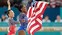 L'Américaine Simone Biles célèbre sa victoire avec sa coéquipière Suni Lee, jeudi 1er août.