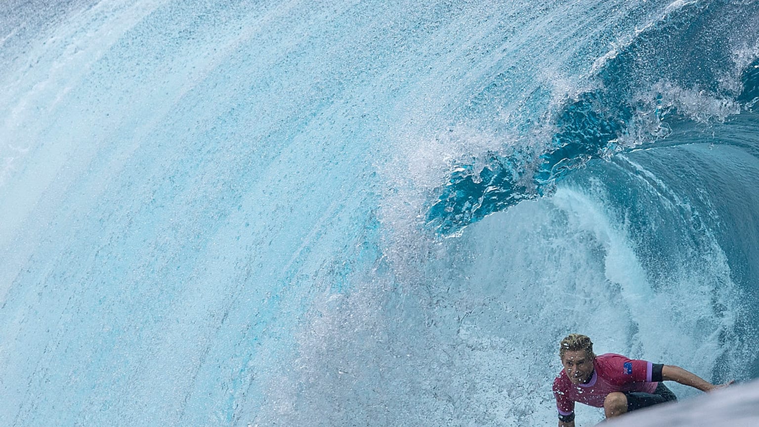 Der Australier Ethan Ewing während der dritten Runde des Surfwettbewerbs. Teahupo'o, 29. Juli 2024. Ein Kampfrichter, der mit ihm für ein Foto posierte, wurde ausgeschlossen.