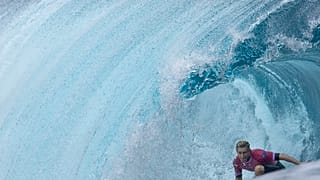 Der Australier Ethan Ewing während der dritten Runde des Surfwettbewerbs. Teahupo'o, 29. Juli 2024. Ein Kampfrichter, der mit ihm für ein Foto posierte, wurde ausgeschlossen.