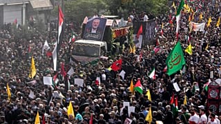 إيرانيون يتبعون الشاحنة التي تحمل نعوش القيادي في حركة حماس إسماعيل هنية وحارسه الشخصي، خلال مراسم تشييعهما في ميدان الثورة الإسلامية في طهران، إيران، الخميس، 1 أغسطس 2024