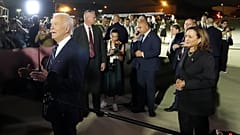 Biden és Harris a kiengedett foglyokkal az Andrews légitámaszponton