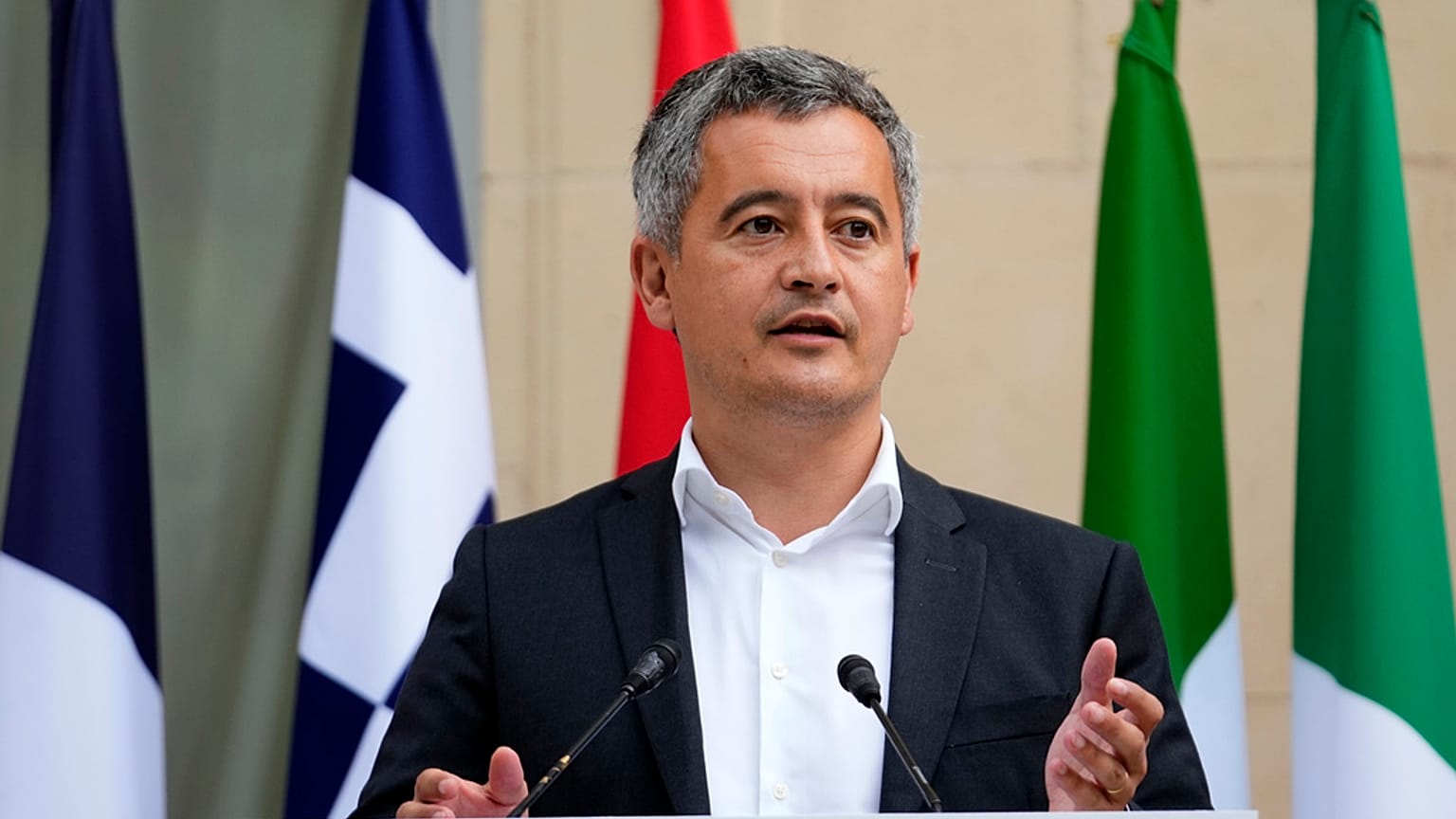 Ministro do Interior francês, Gerald Darmanin, reconhece os membros das forças policiais estrangeiras que ajudam na segurança dos Jogos Olímpicos de verão de 2024