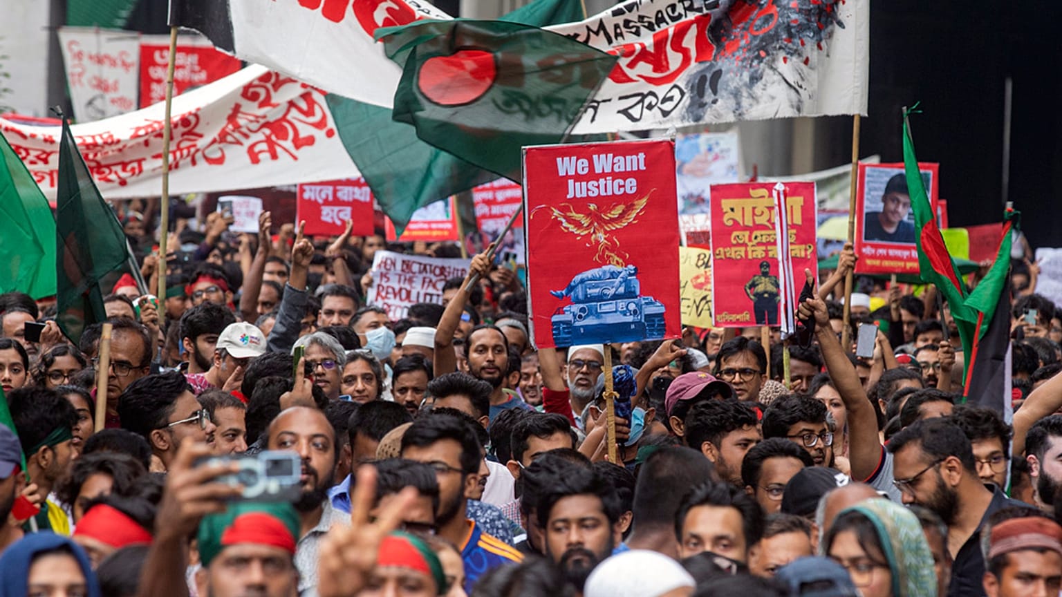 Eylemciler Başbakan Sheikh Hasina'ya karşı düzenlenen protesto yürüyüşüne katıldı.