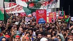 Eylemciler Başbakan Sheikh Hasina'ya karşı düzenlenen protesto yürüyüşüne katıldı.