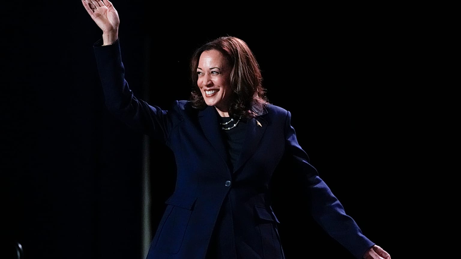 Kamala Harris chega para discursar numa reunião da Sigma Gamma Rho Sorority em Houston, quarta-feira, 31 de julho de 2024