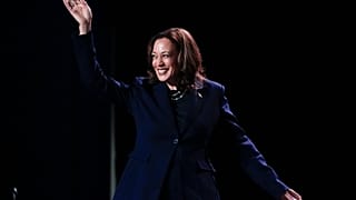 Kamala Harris chega para discursar numa reunião da Sigma Gamma Rho Sorority em Houston, quarta-feira, 31 de julho de 2024