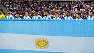 Arjantinli oyuncular, 2024 Yaz Olimpiyatları sırasında Bordeaux Stadyumu'nda Fransa ile Arjantin arasında oynanan çeyrek final futbol maçı sırasında poz veriyor