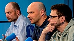 Die freigelassenen russischen Gefangenen Ilya Yashin, Andrei Pivovarov und Vladimir Kara-Murza (von rechts) auf einer Pressekonferenz in Bonn, 2. August 2024