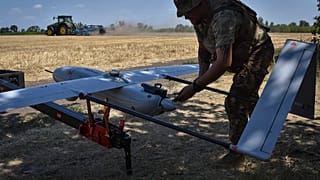 Un soldat ukrainien lance un drone de reconnaissance dans la région de Zaporijjia, 29 jullet 2024.