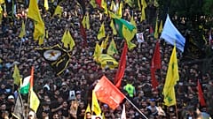 Yas tutanlar ve Hizbullah savaşçıları, 30 Temmuz Salı günü İsrail hava saldırısında öldürülen üst düzey komutanları Fuad Şükür'ün tabutunu cenaze töreni sırasında taşıdı