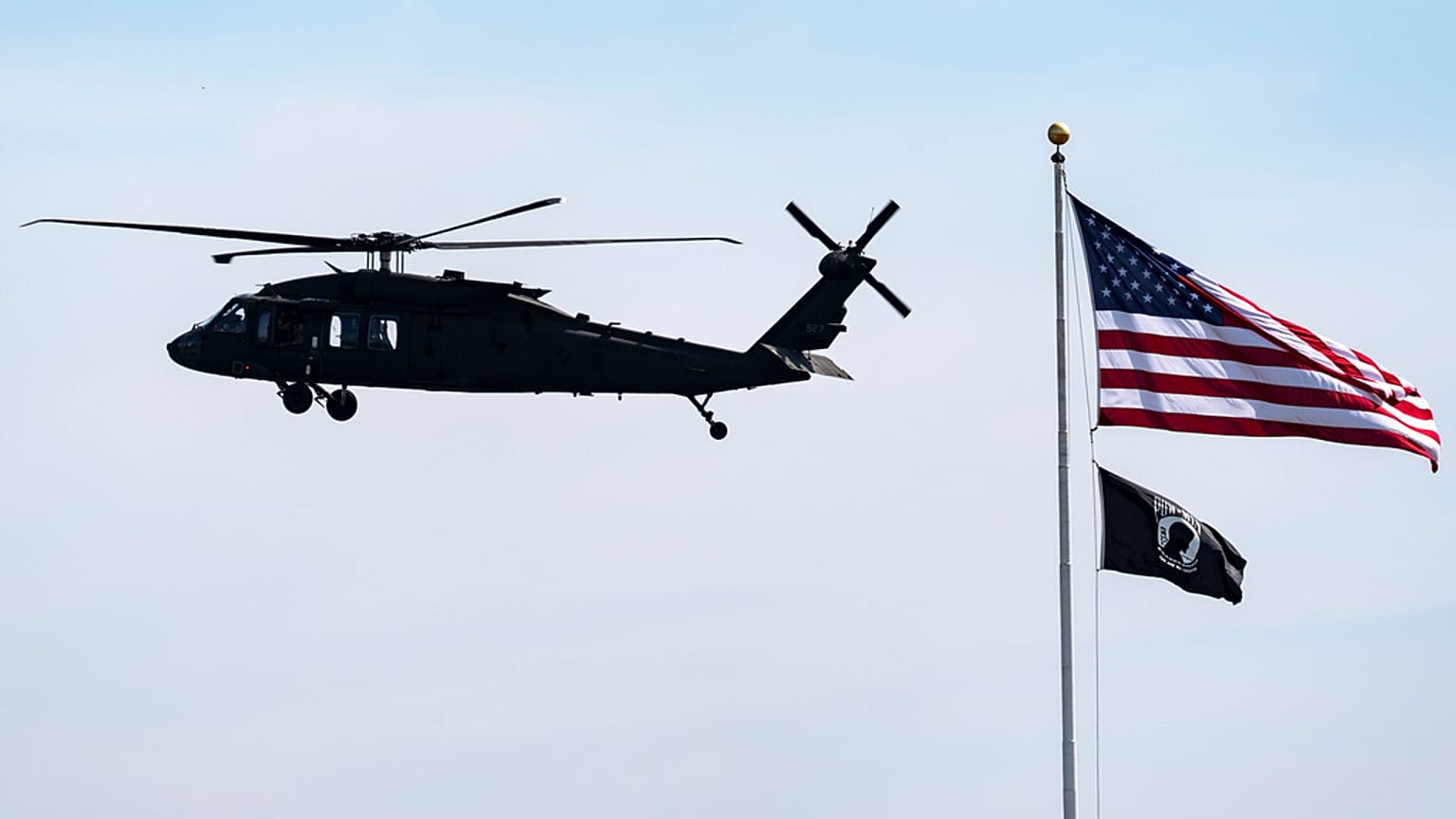 Un hélicoptère Blackhawk s'approche pour atterrir au Pentagone, mardi 23 juillet 2024, à Washington.