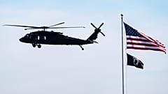 Un hélicoptère Blackhawk s'approche pour atterrir au Pentagone, mardi 23 juillet 2024, à Washington.