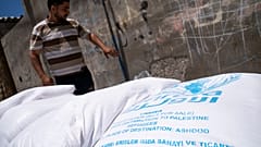 أكياس من المواد الغذائية المقدمة من وكالة الأمم المتحدة لإغاثة وتشغيل اللاجئين الفلسطينيين في الشرق الأدنى (الأونروا)، في مدينة غزة، السبت 22 مايو/أيار 2021