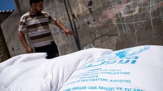 أكياس من المواد الغذائية المقدمة من وكالة الأمم المتحدة لإغاثة وتشغيل اللاجئين الفلسطينيين في الشرق الأدنى (الأونروا)، في مدينة غزة، السبت 22 مايو/أيار 2021