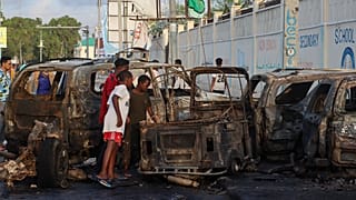 Mogadishui utcakép egy kávézónál elkövetett robbantás után 2024.07.15-én. A merényletben öten meghaltak, húszan megsebesültek – képünk illusztráció