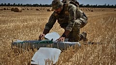 Ein Soldat der 15. Brigade der ukrainischen Nationalgarde bestimmt mit einer Aufklärungsdrohne vom Typ Leleka russische Positionen nahe der Front bei Saporischschja 