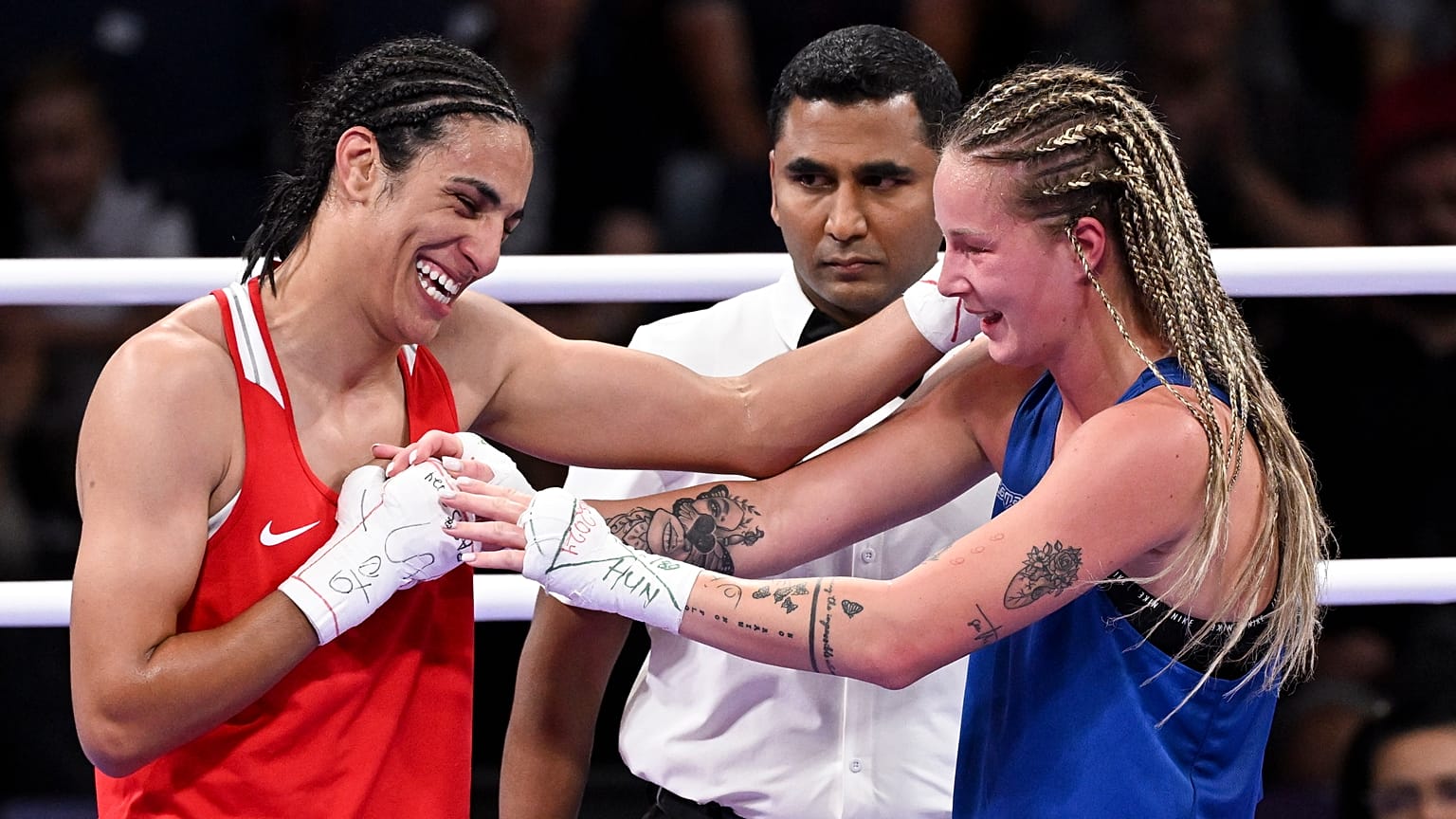 Hámori Luca (kékben) és az algériai Imane Helif a női ökölvívók 66 kilogrammos súlycsoportjának olimpiai negyeddöntőjében vívott mérkőzésük után 2024. augusztus 3-án.