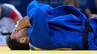 El afgano Mohammad Samim Faizad reacciona tras su partido de la ronda eliminatoria de -81kg masculino contra el austriaco Wachid Borchashvili i