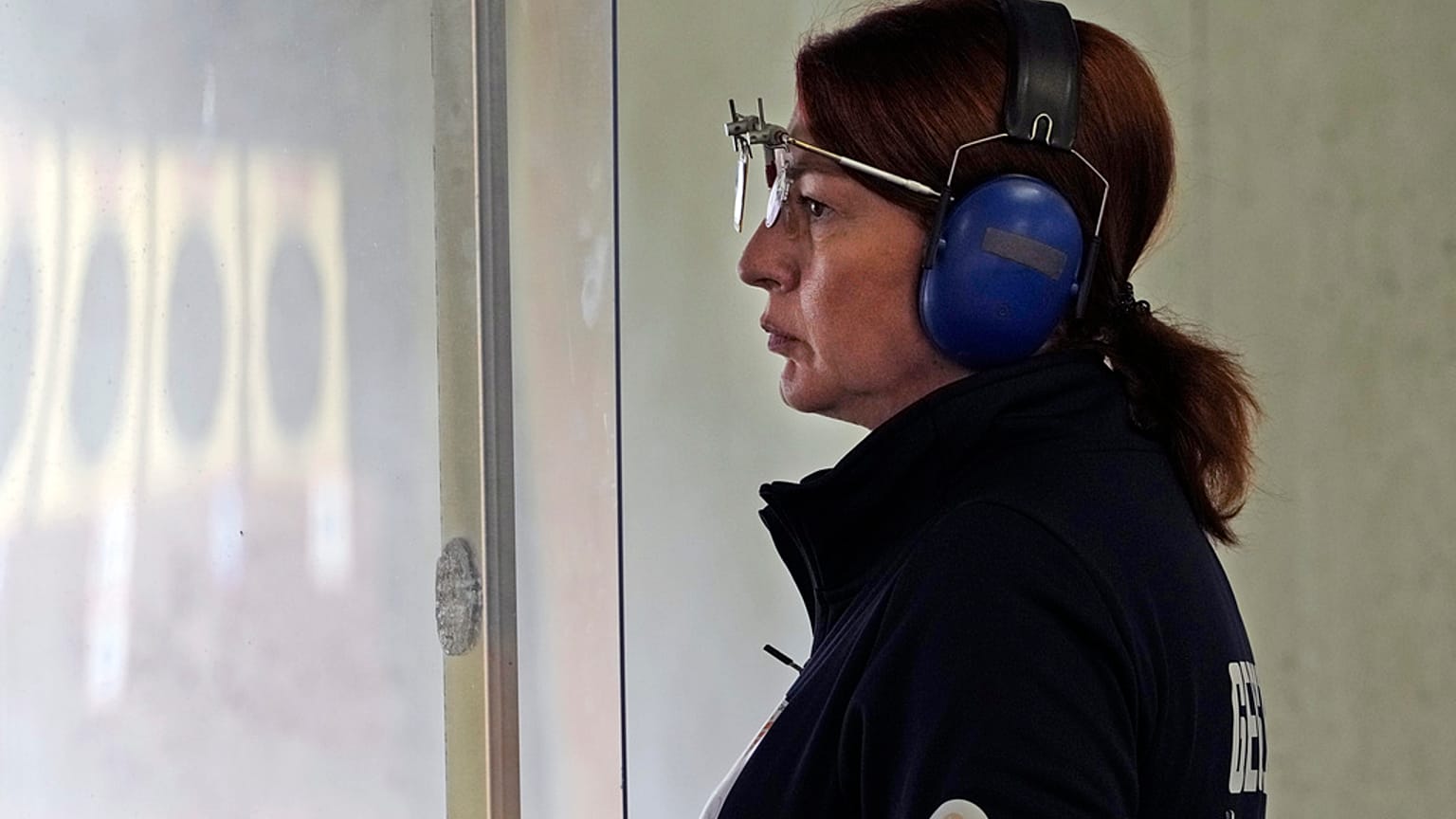 Nino Salukvadze, da Geórgia, compete na ronda de qualificação feminina da pistola de 25 metros rápida nos Jogos Olímpicos de verão de 2024, sexta-feira, 2 de agosto de 2024