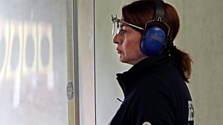 Nino Salukvadze, da Geórgia, compete na ronda de qualificação feminina da pistola de 25 metros rápida nos Jogos Olímpicos de verão de 2024, sexta-feira, 2 de agosto de 2024