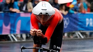Valter Attila a 2024-es párizsi nyári olimpia férfi országúti kerékpárosok egyéni időfutamában a párizsi III. Sándor hídnál 2024. július 27-én.