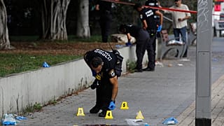 Ein israelischer Polizist ermittelt am Ort eines Messerangriffs. Holon, 4. August 2024