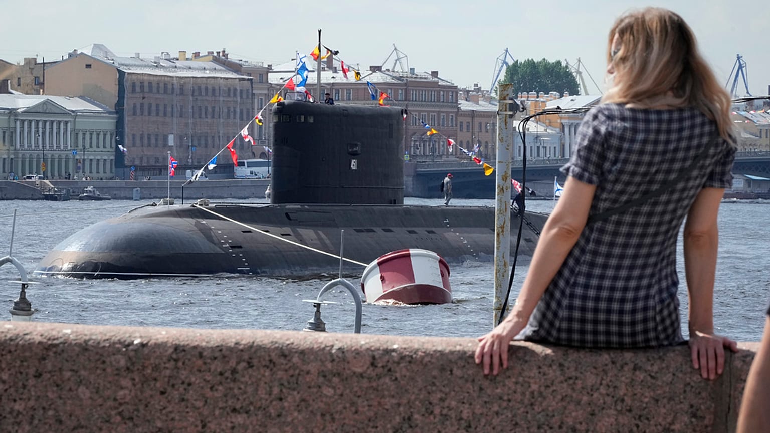 Rusya'daki Donanma Günü etkinlikleri öncesinde St. Petersburg'daki Neva Nehri'ne demirlemiş bir denizaltı, 25 Temmuz 2024