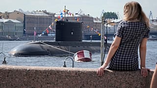 Rusya'daki Donanma Günü etkinlikleri öncesinde St. Petersburg'daki Neva Nehri'ne demirlemiş bir denizaltı, 25 Temmuz 2024