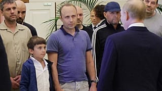 رجل تم تحديد هويته على أنه بابلو غونزاليس، وهو صحفي مستقل من إسبانيا كان مقيمًا في بولندا منذ عام 2019,