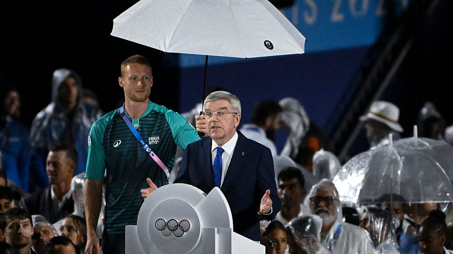 A NOB elnöke, Thomas Bach beszédet mond a 2024-es párizsi nyári olimpia megnyitóünnepségén 2024. július 26-án.