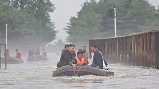 الزعيم الكوري الشمالي كيم جونغ أون يتفقد منطقة ضربتها الفيضانات في مدينة سينويجو، كوريا الشمالية، الاثنين 29 يوليو 2024.