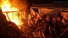  قصف إسرائيلي أصاب خيمة في باحة مستشفى شهداء الأقصى في دير البلح، قطاع غزة، الأحد 4 أغسطس 2024.